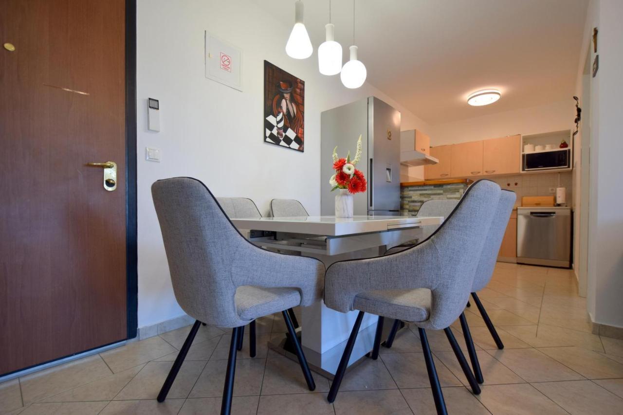 Apartment Lucy Malinska Esterno foto