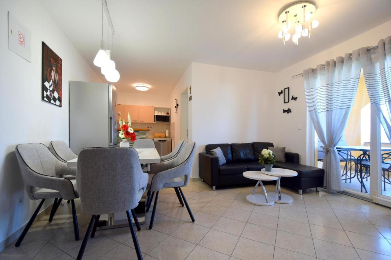 Apartment Lucy Malinska Esterno foto
