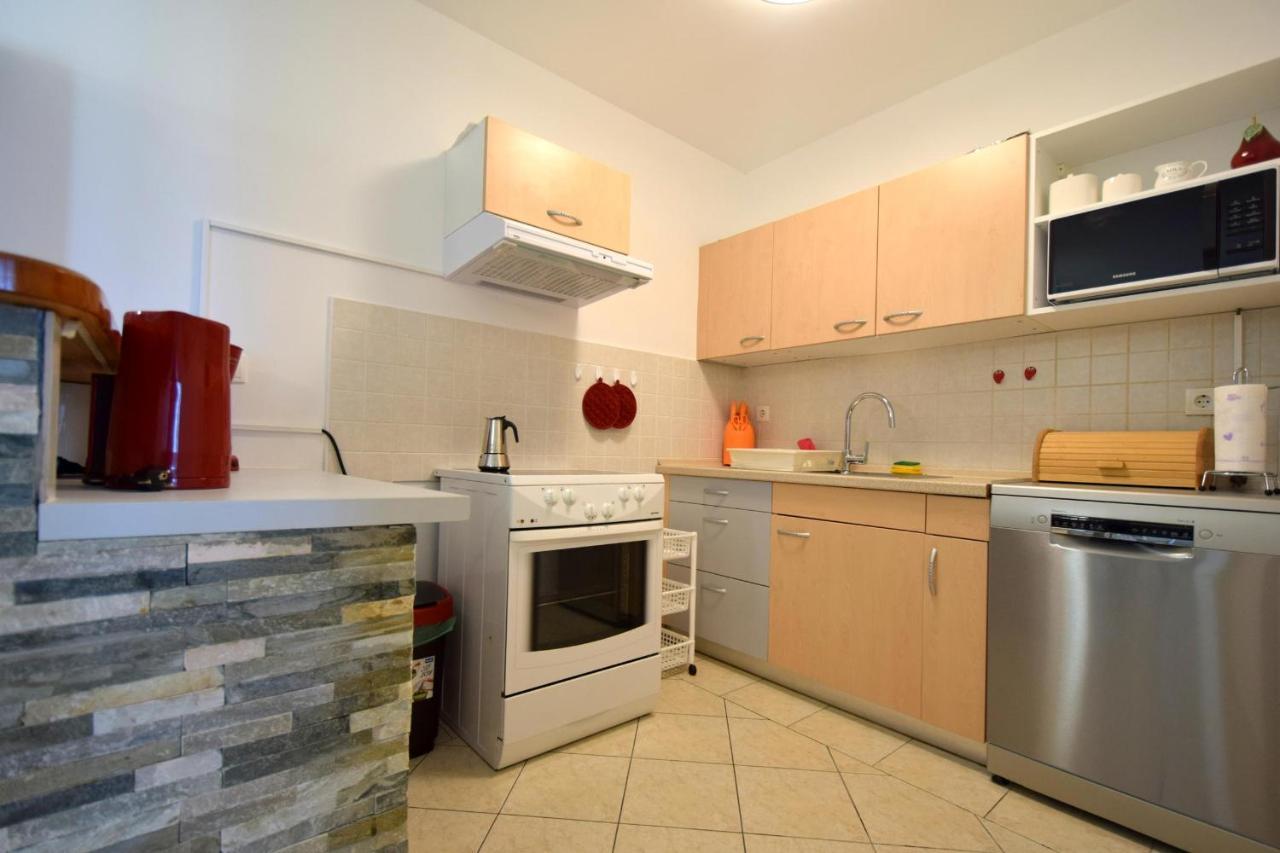 Apartment Lucy Malinska Esterno foto