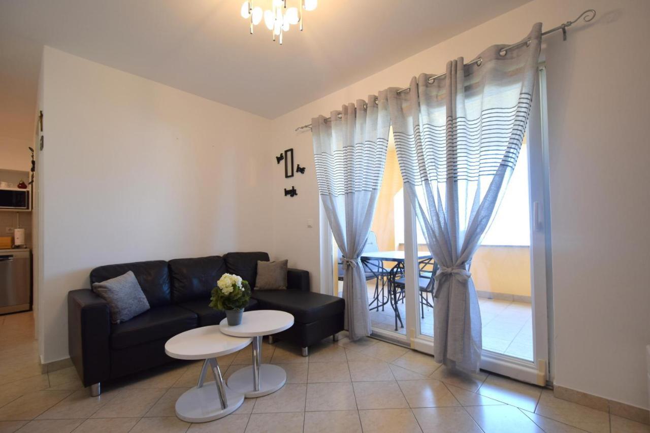 Apartment Lucy Malinska Esterno foto