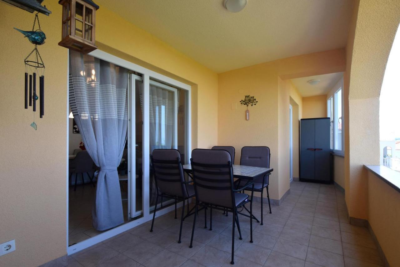 Apartment Lucy Malinska Esterno foto